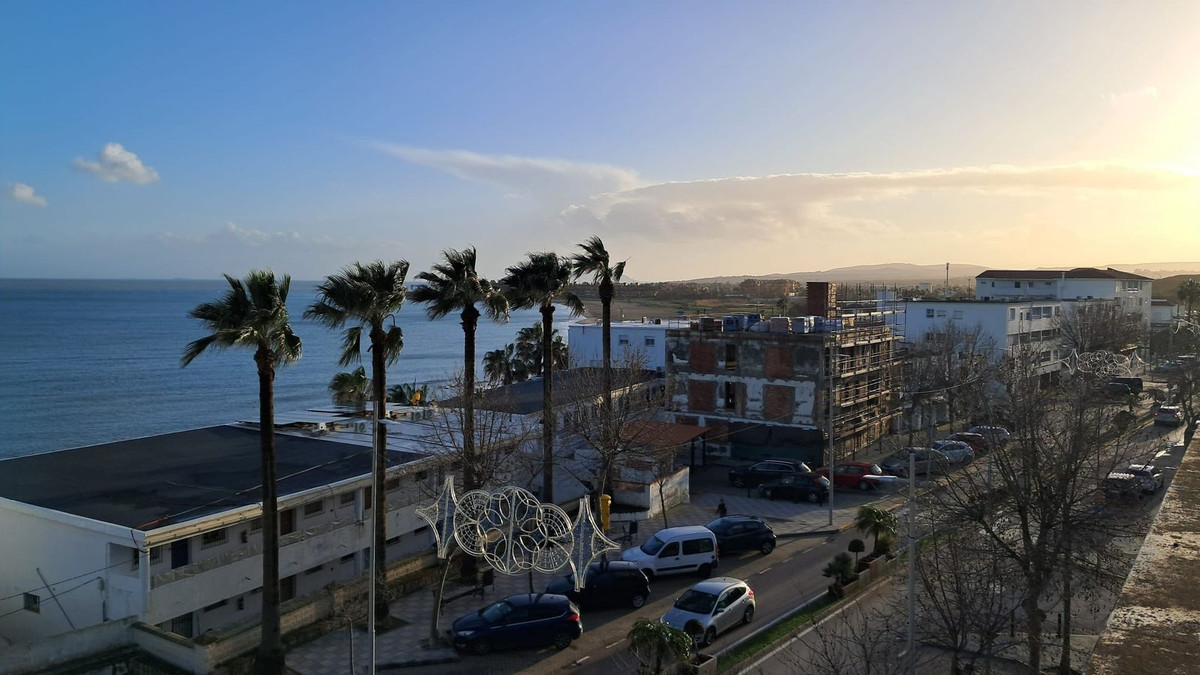 Se vende Apartamento Planta Media de 3 dormitorios en Costa Del Sol, Cadiz, España