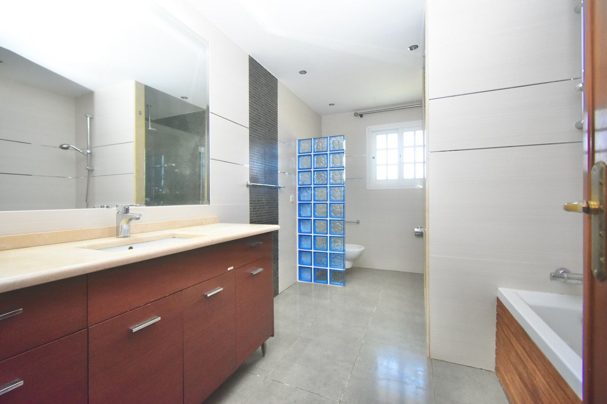 Se vende Villa - Chalet de 5 dormitorios en Costa Del Sol, Málaga, España