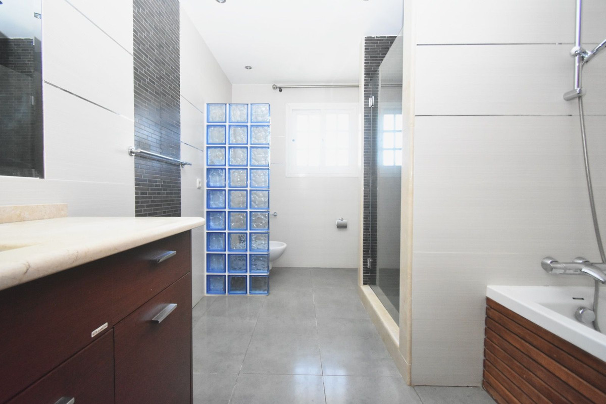 Se vende Villa - Chalet de 5 dormitorios en Costa Del Sol, Málaga, España