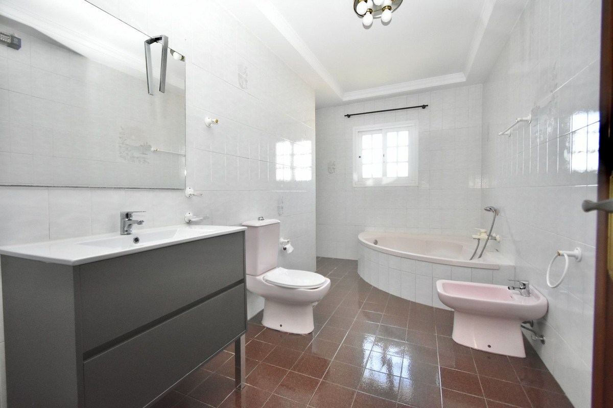 Se vende Villa - Chalet de 5 dormitorios en Costa Del Sol, Málaga, España
