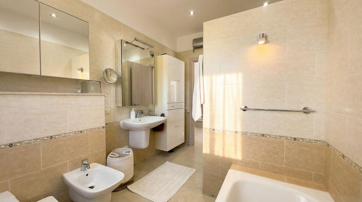 Se vende Villa - Chalet de 4 dormitorios en Costa Del Sol, Málaga, España