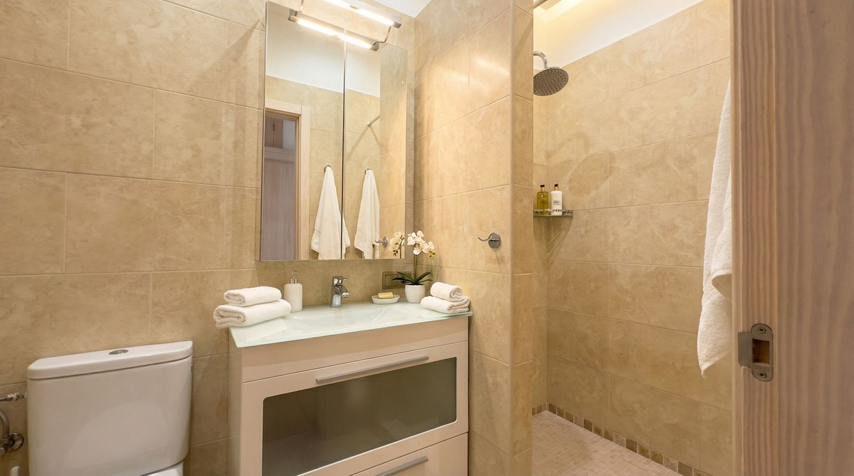 Se vende Villa - Chalet de 4 dormitorios en Costa Del Sol, Málaga, España