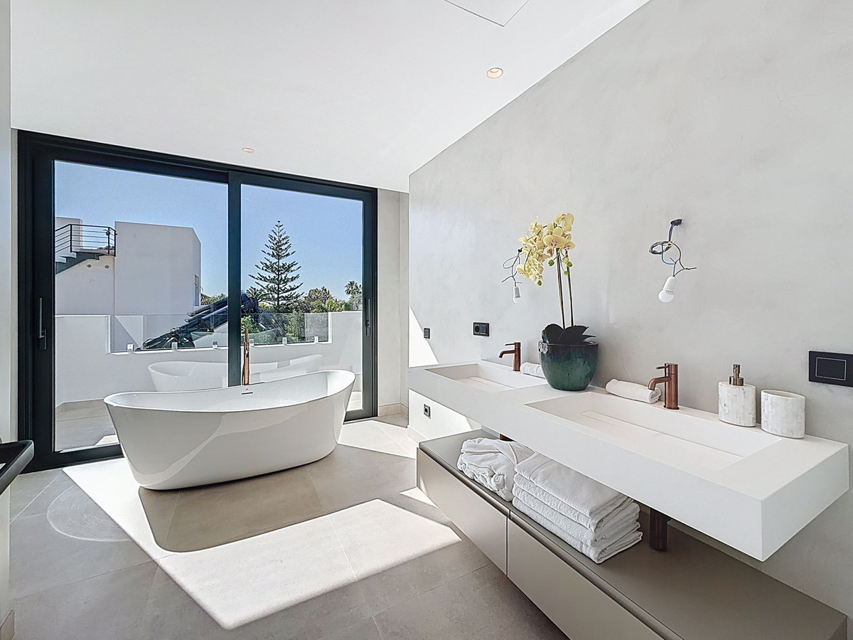 5 Bed Townhouse for sale in Nagüeles Costa Del Sol, Málaga, Spain