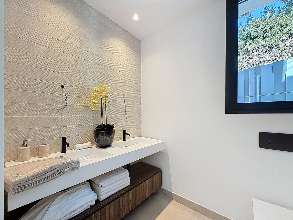 5 Bed Townhouse for sale in Nagüeles Costa Del Sol, Málaga, Spain