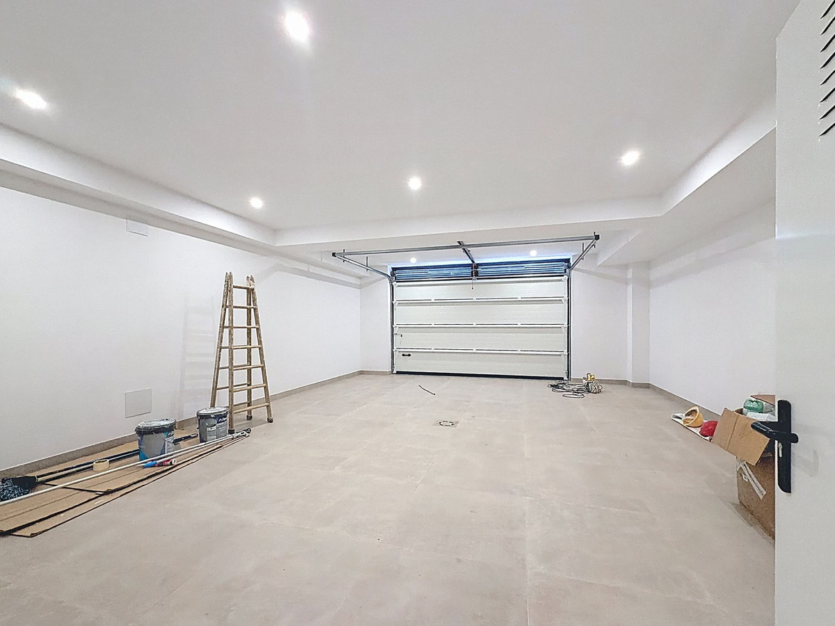 5 Bed Townhouse for sale in Nagüeles Costa Del Sol, Málaga, Spain