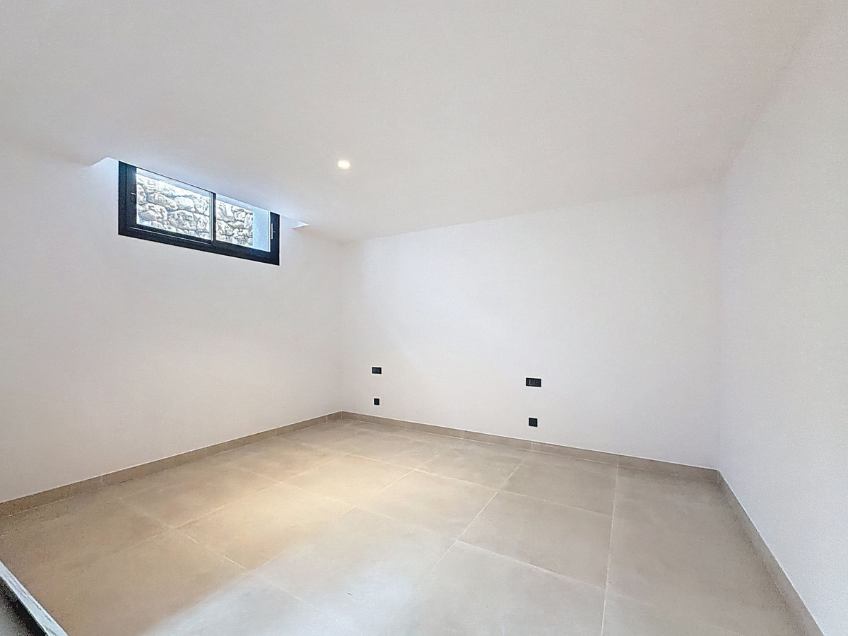 5 Bed Townhouse for sale in Nagüeles Costa Del Sol, Málaga, Spain