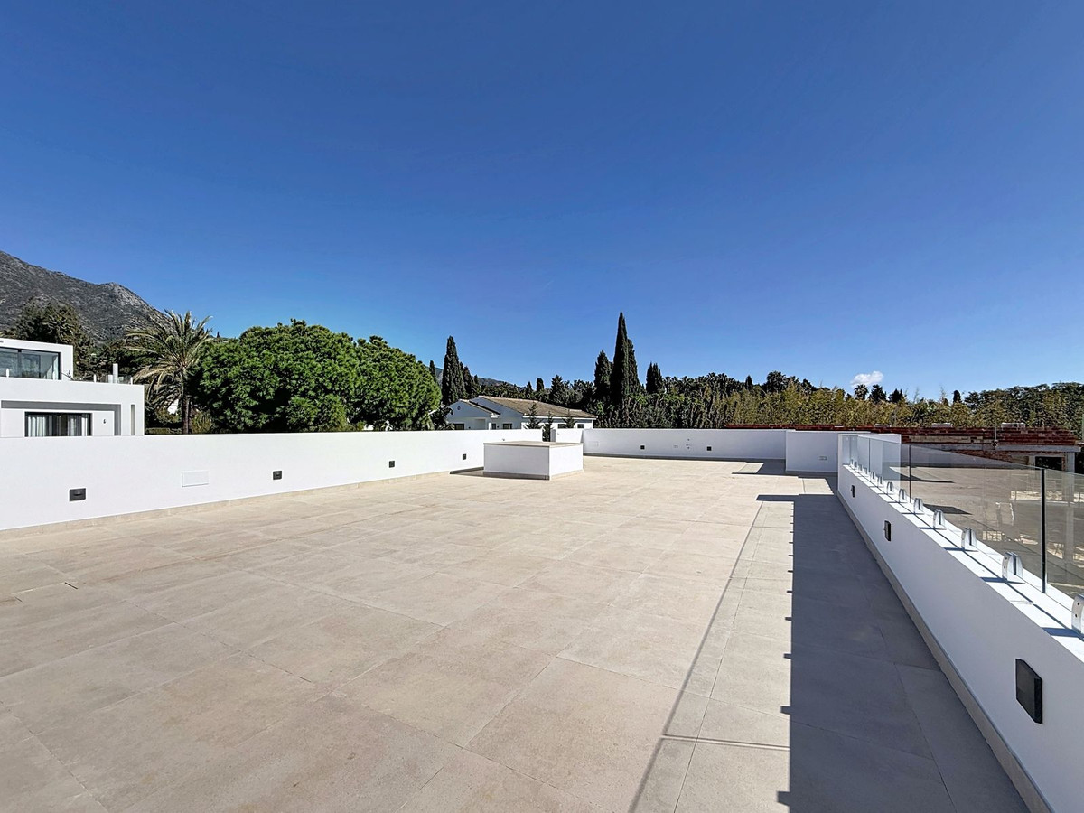 5 Bed Townhouse for sale in Nagüeles Costa Del Sol, Málaga, Spain