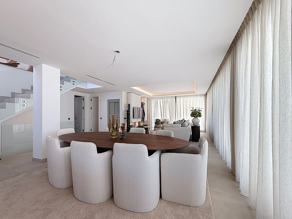 5 Bed Townhouse for sale in Nagüeles Costa Del Sol, Málaga, Spain