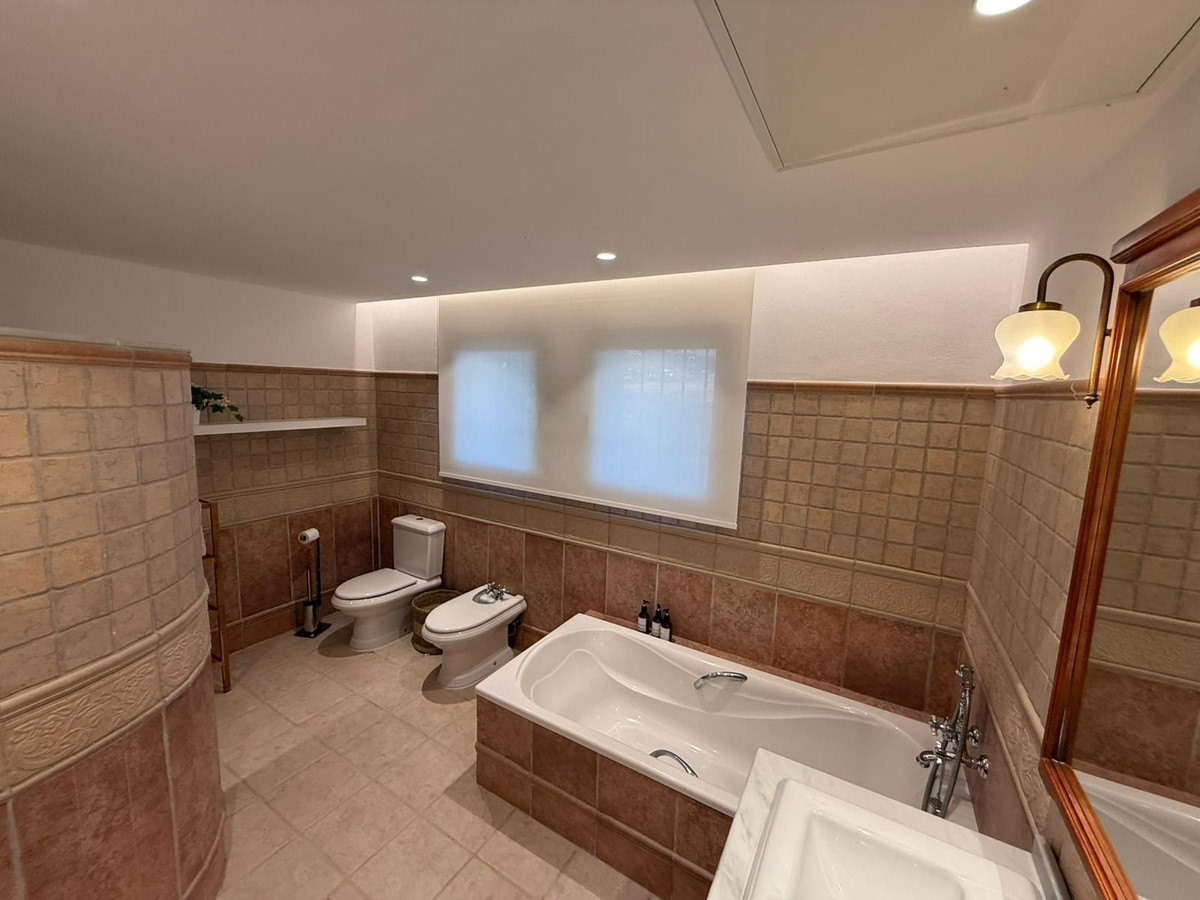Se vende Villa - Chalet de 4 dormitorios en Costa Del Sol, Málaga, España