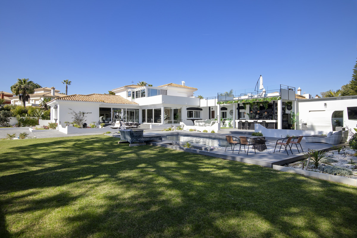 Se vende Villa - Chalet de 5 dormitorios en Costa Del Sol, Málaga, España