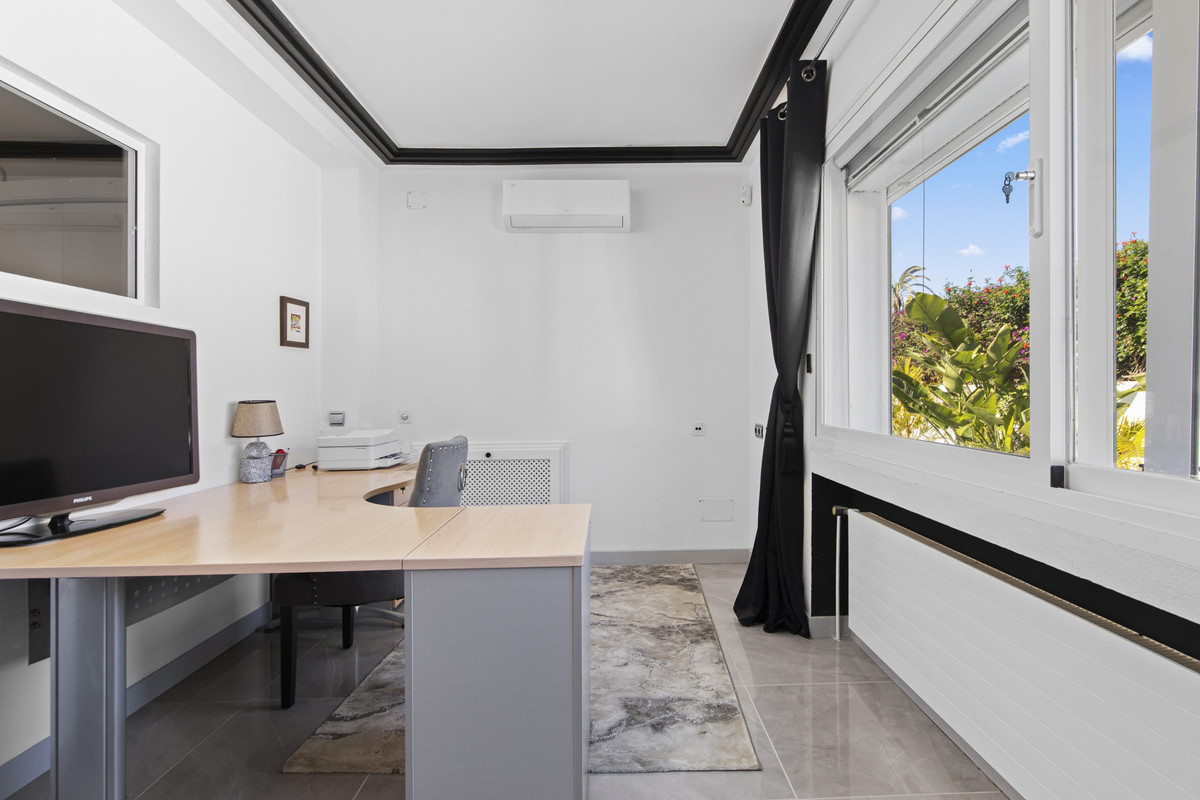 Se vende Villa - Chalet de 5 dormitorios en Costa Del Sol, Málaga, España