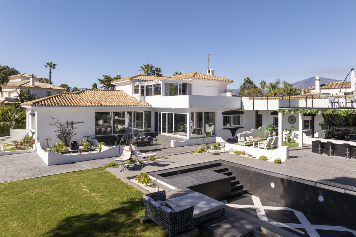 Se vende Villa - Chalet de 5 dormitorios en Costa Del Sol, Málaga, España