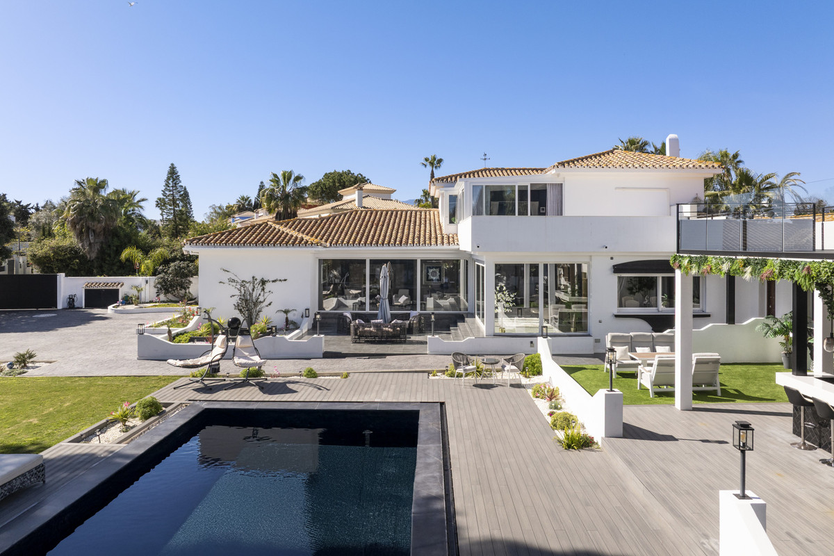 Se vende Villa - Chalet de 5 dormitorios en Costa Del Sol, Málaga, España