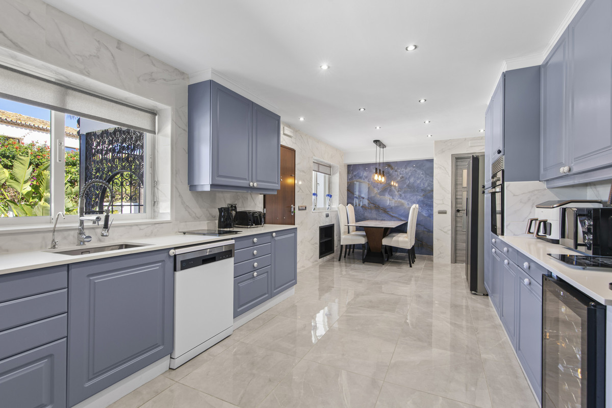Se vende Villa - Chalet de 5 dormitorios en Costa Del Sol, Málaga, España