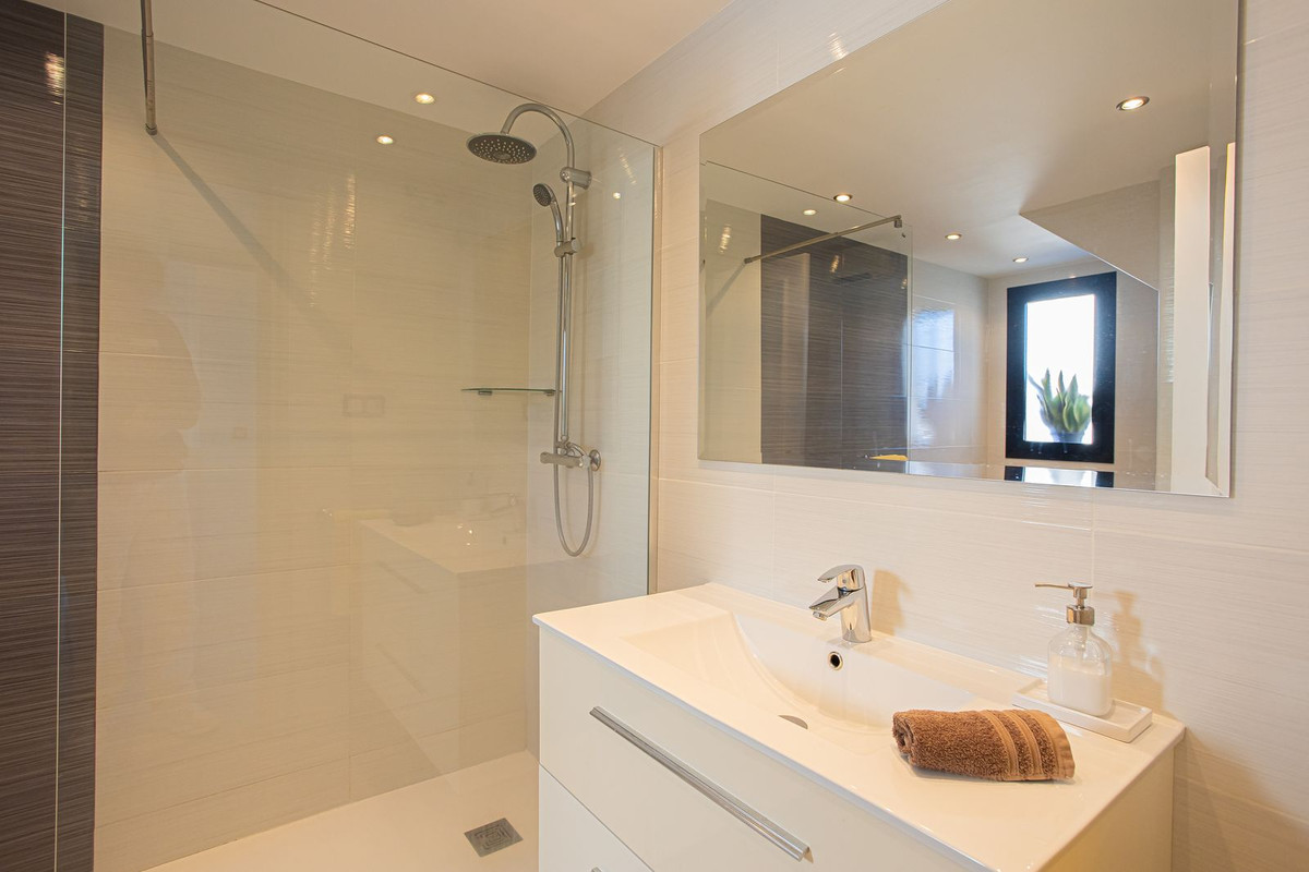 2 Bed Apartment for sale in The Golden Mile Costa Del Sol, Málaga, Spain