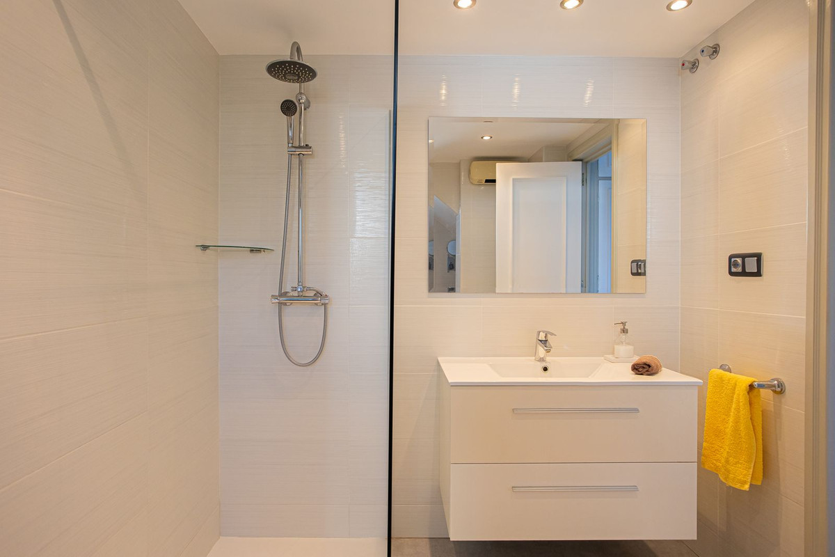 2 Bed Apartment for sale in The Golden Mile Costa Del Sol, Málaga, Spain