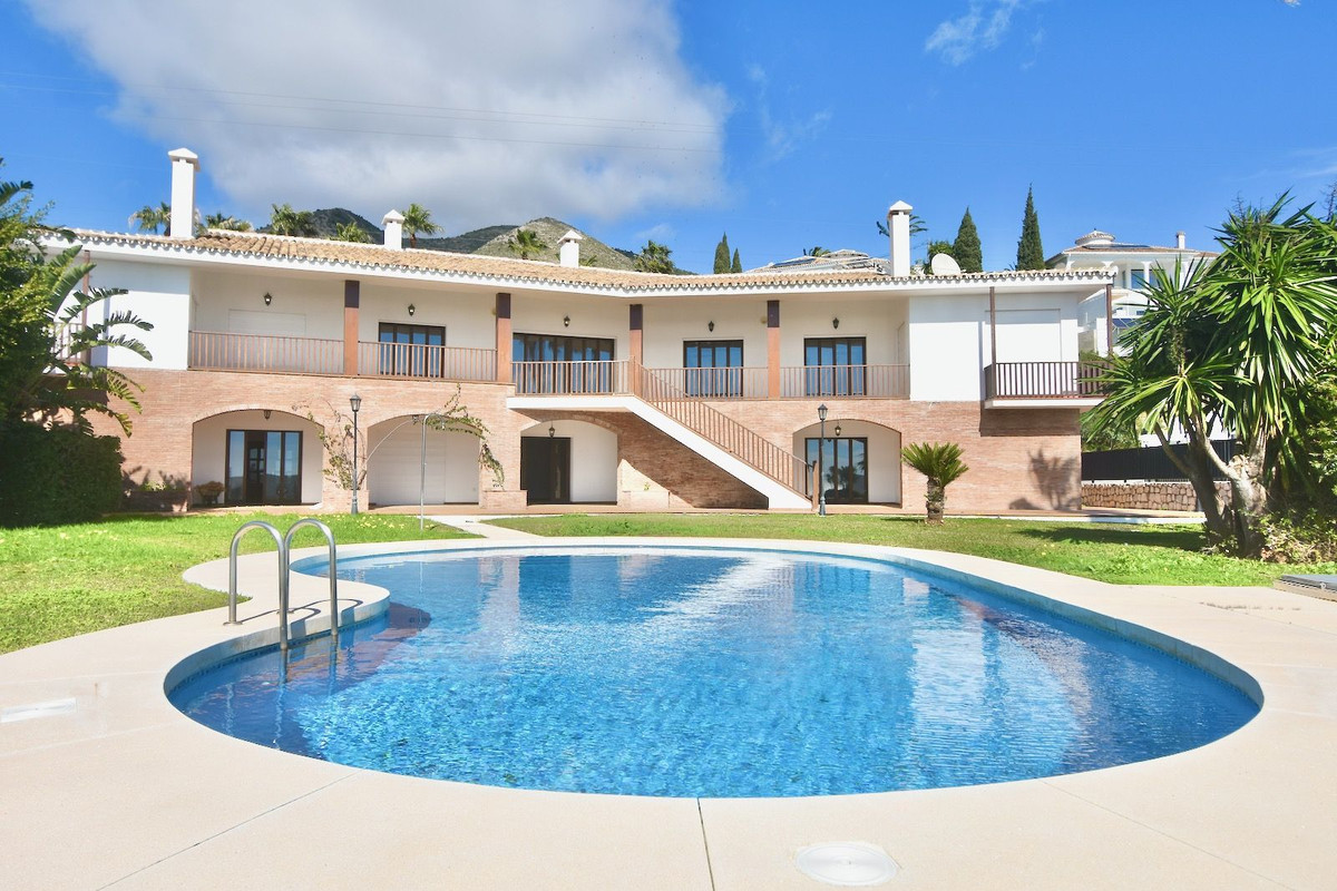 7 Bed Townhouse for sale in Benalmadena Costa Del Sol, Málaga, Spain