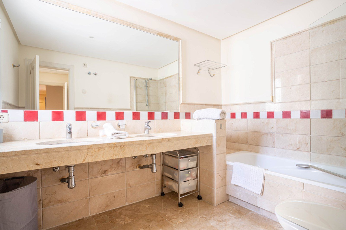 3 Bed Apartment for sale in Benahavís Costa Del Sol, Málaga, Spain