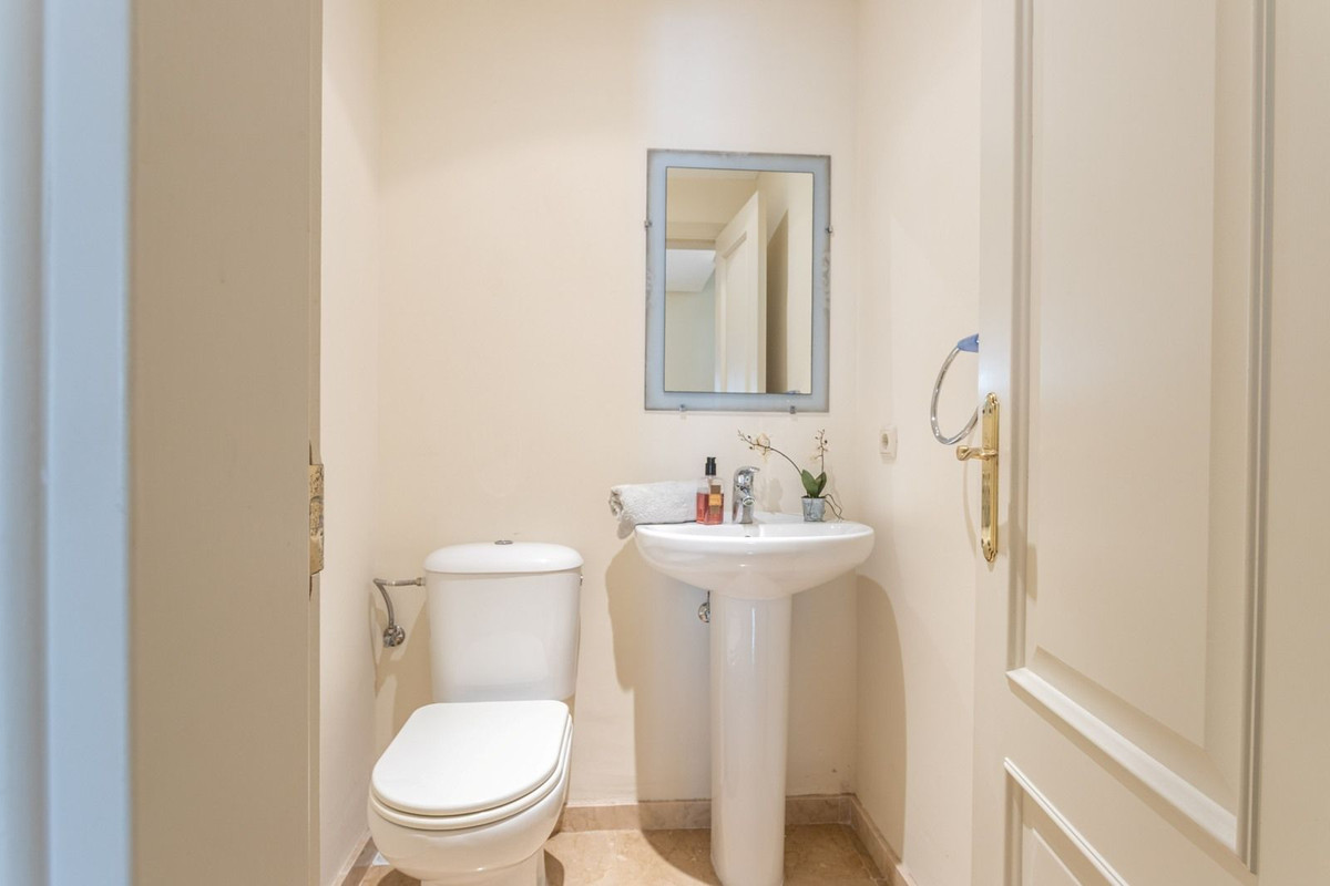 3 Bed Apartment for sale in Benahavís Costa Del Sol, Málaga, Spain