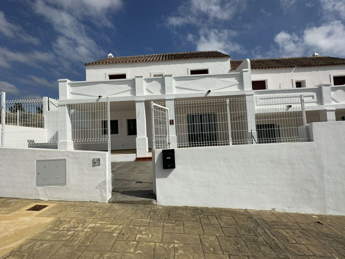 2 Bed Townhouse for sale in Doña Julia Costa Del Sol, Málaga, Spain