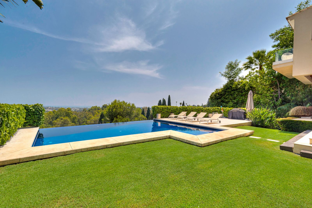 5 Bed Townhouse for sale in La Quinta Costa Del Sol, Málaga, Spain
