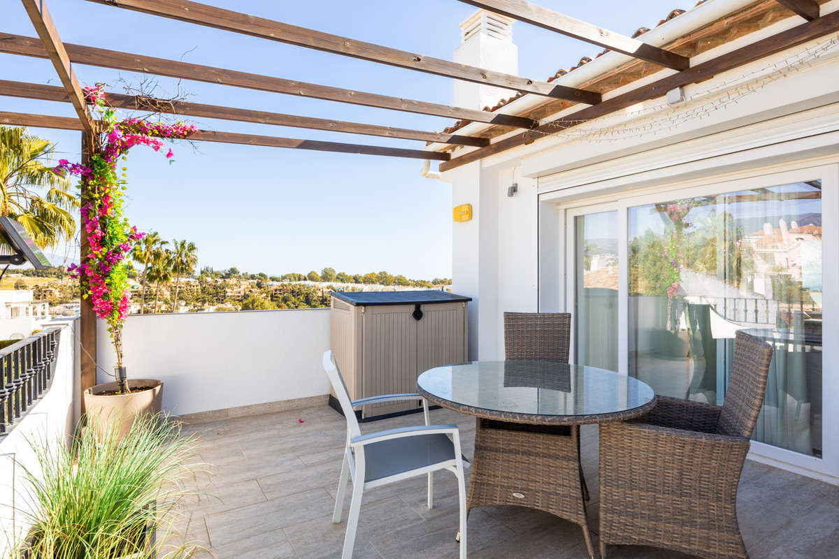 2 Bed Apartment for sale in El Paraiso Costa Del Sol, Málaga, Spain