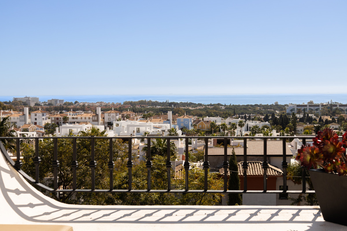 2 Bed Apartment for sale in El Paraiso Costa Del Sol, Málaga, Spain
