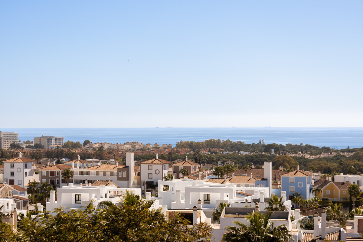 2 Bed Apartment for sale in El Paraiso Costa Del Sol, Málaga, Spain