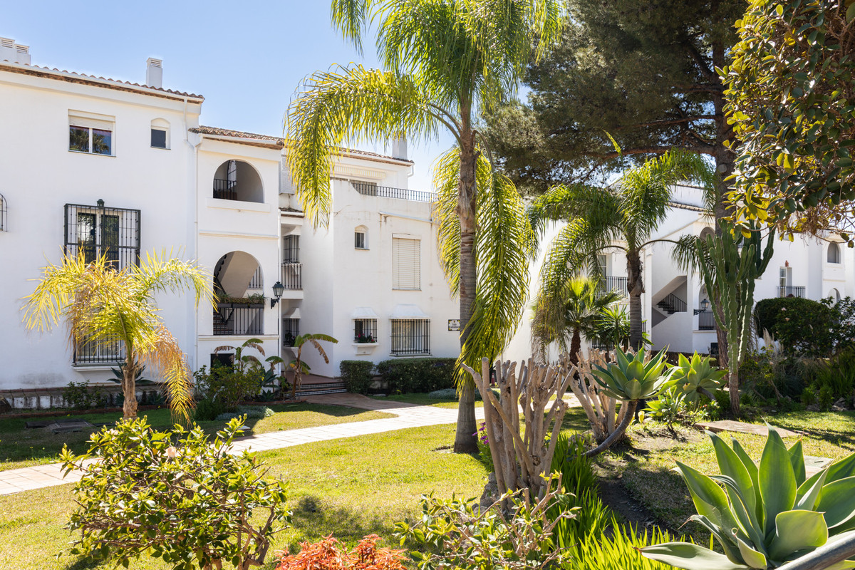 2 Bed Apartment for sale in El Paraiso Costa Del Sol, Málaga, Spain