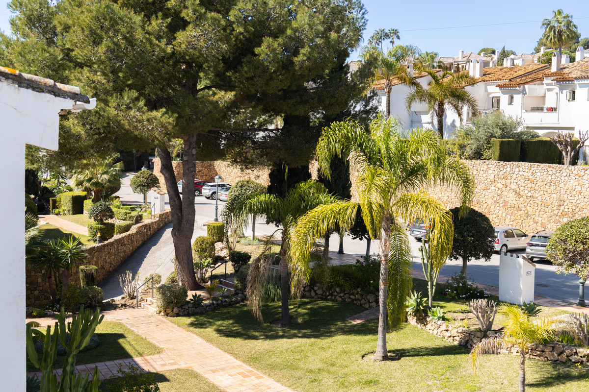 2 Bed Apartment for sale in El Paraiso Costa Del Sol, Málaga, Spain