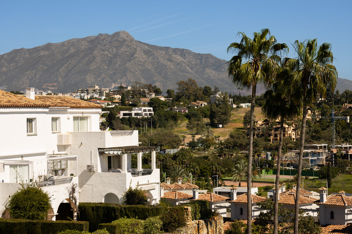 2 Bed Apartment for sale in El Paraiso Costa Del Sol, Málaga, Spain