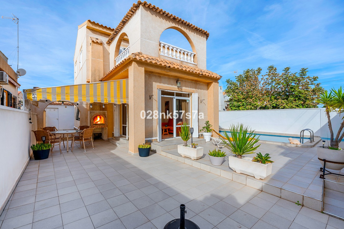 Se vende Villa - Chalet de 4 dormitorios en Costa Blanca, Alicante, España