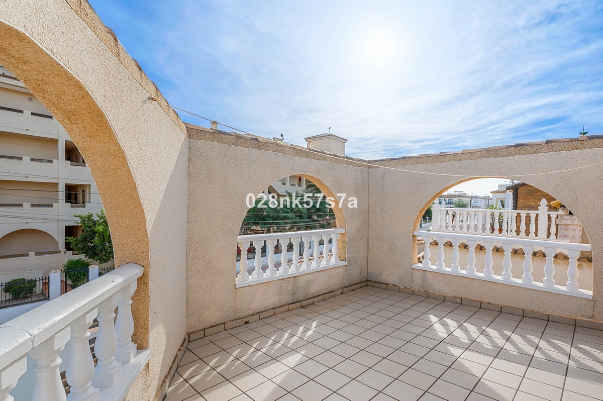 Se vende Villa - Chalet de 4 dormitorios en Costa Blanca, Alicante, España