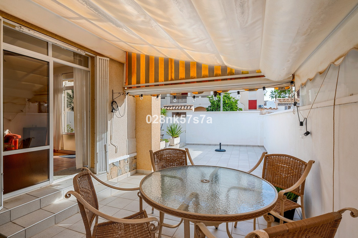Se vende Villa - Chalet de 4 dormitorios en Costa Blanca, Alicante, España