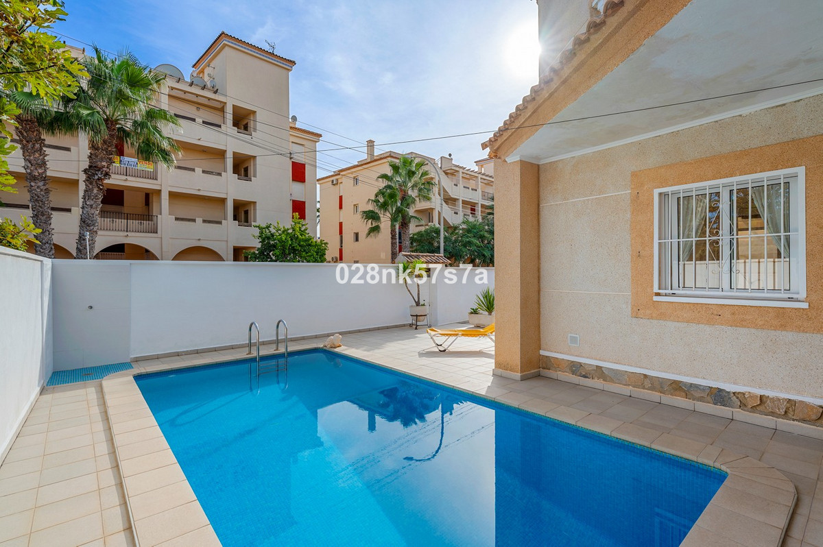 Se vende Villa - Chalet de 4 dormitorios en Costa Blanca, Alicante, España