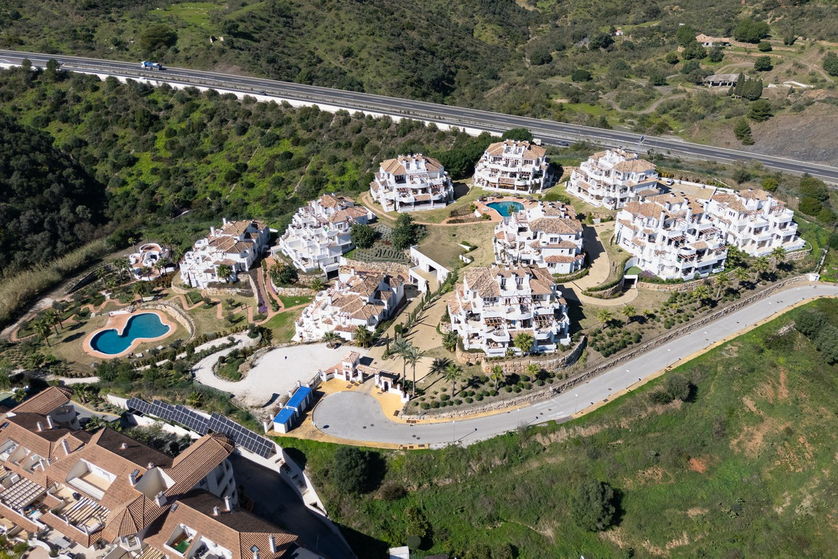 2 Bed Apartment for sale in Nueva Andalucía Costa Del Sol, Málaga, Spain