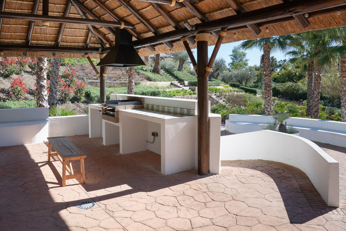 2 Bed Apartment for sale in Nueva Andalucía Costa Del Sol, Málaga, Spain