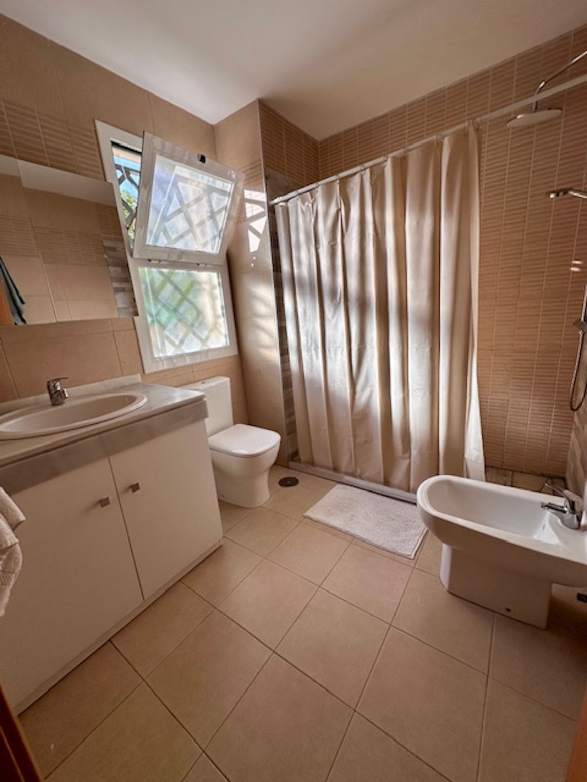 Se vende Apartamento Planta Baja de 3 dormitorios en Costa Del Sol, Málaga, España