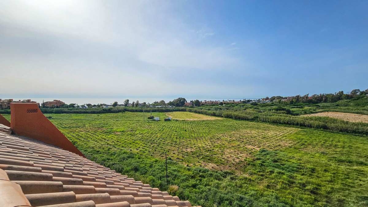 2 Bed Apartment for sale in La Duquesa Costa Del Sol, Málaga, Spain