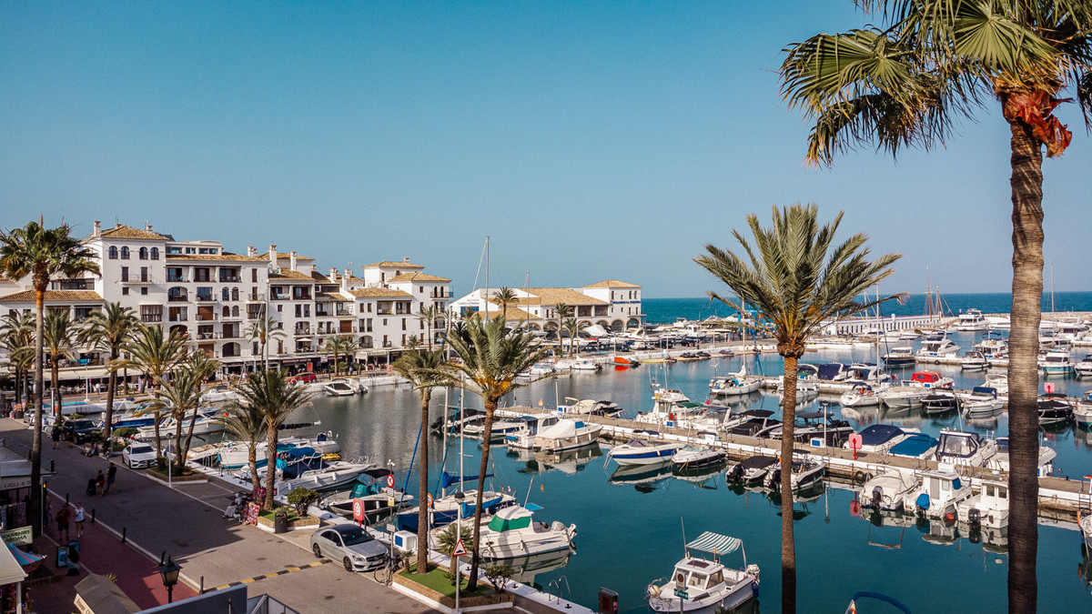 2 Bed Apartment for sale in La Duquesa Costa Del Sol, Málaga, Spain