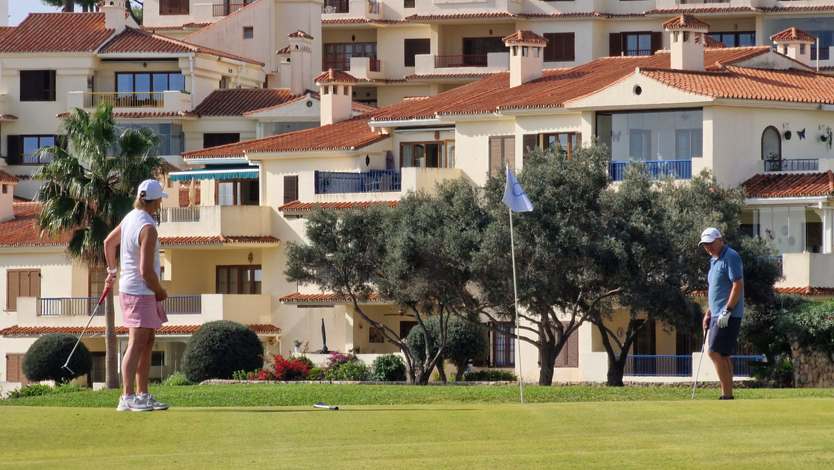 2 Bed Apartment for sale in La Duquesa Costa Del Sol, Málaga, Spain