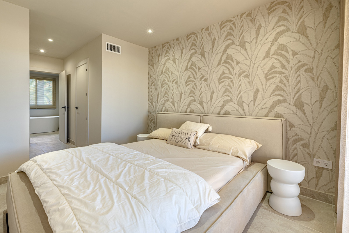2 Bed Apartment for sale in Benahavís Costa Del Sol, Málaga, Spain