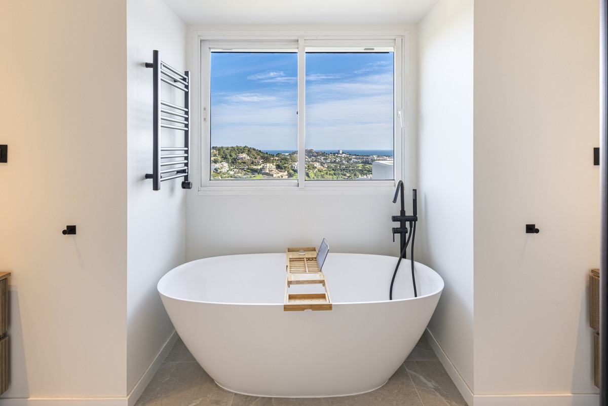 3 Bed Apartment for sale in La Quinta Costa Del Sol, Málaga, Spain