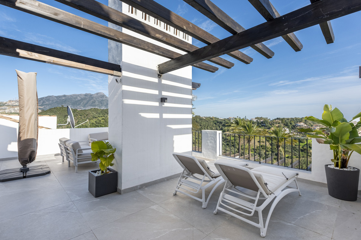 3 Bed Apartment for sale in La Quinta Costa Del Sol, Málaga, Spain