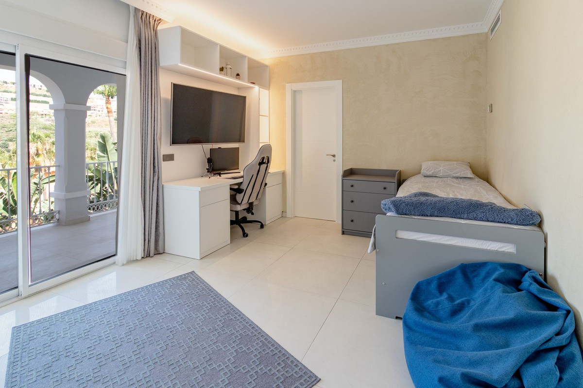 5 Bed Townhouse for sale in Benahavís Costa Del Sol, Málaga, Spain