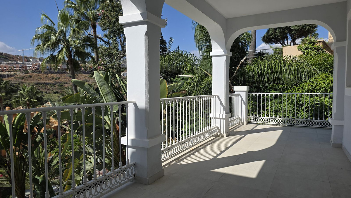 5 Bed Townhouse for sale in Benahavís Costa Del Sol, Málaga, Spain