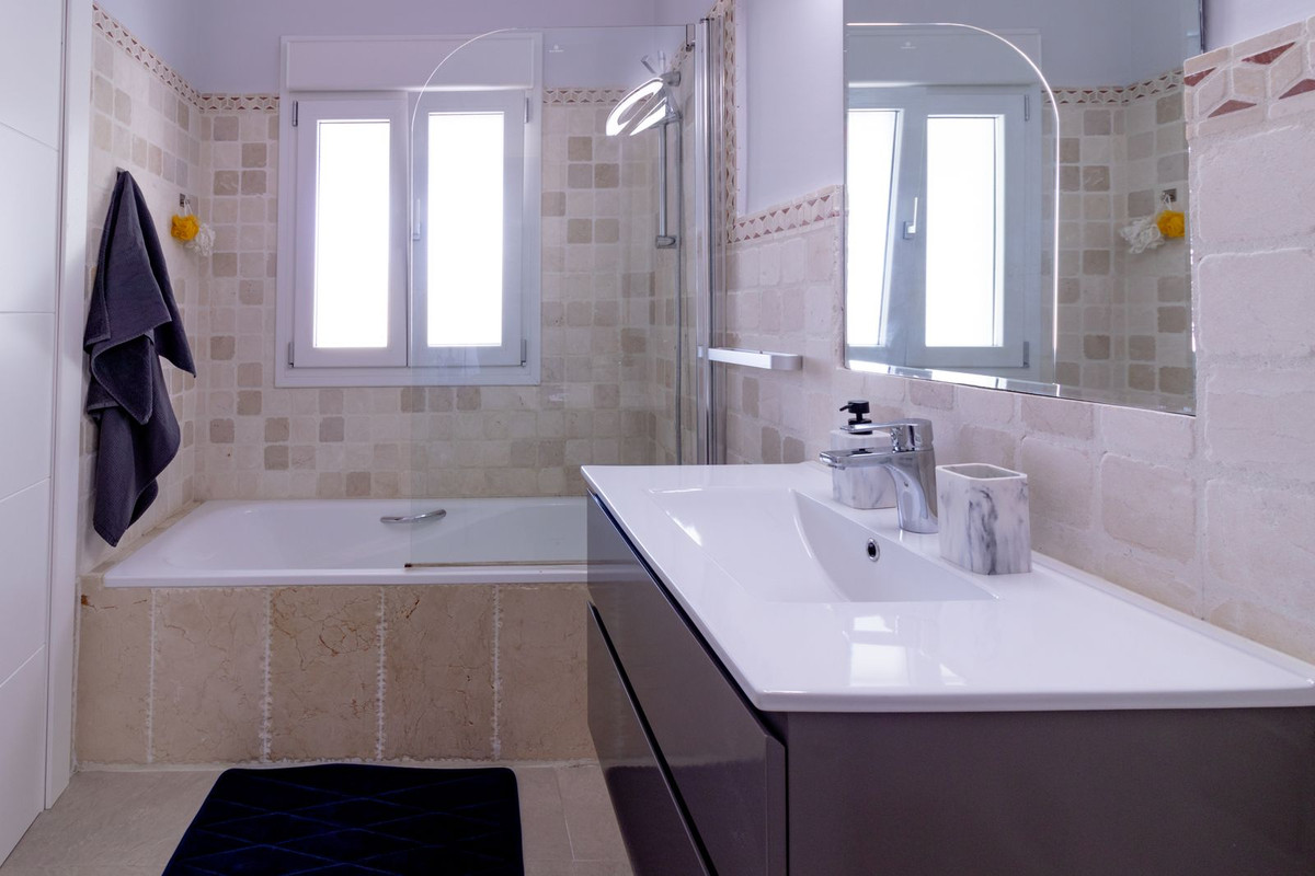 5 Bed Townhouse for sale in Benahavís Costa Del Sol, Málaga, Spain