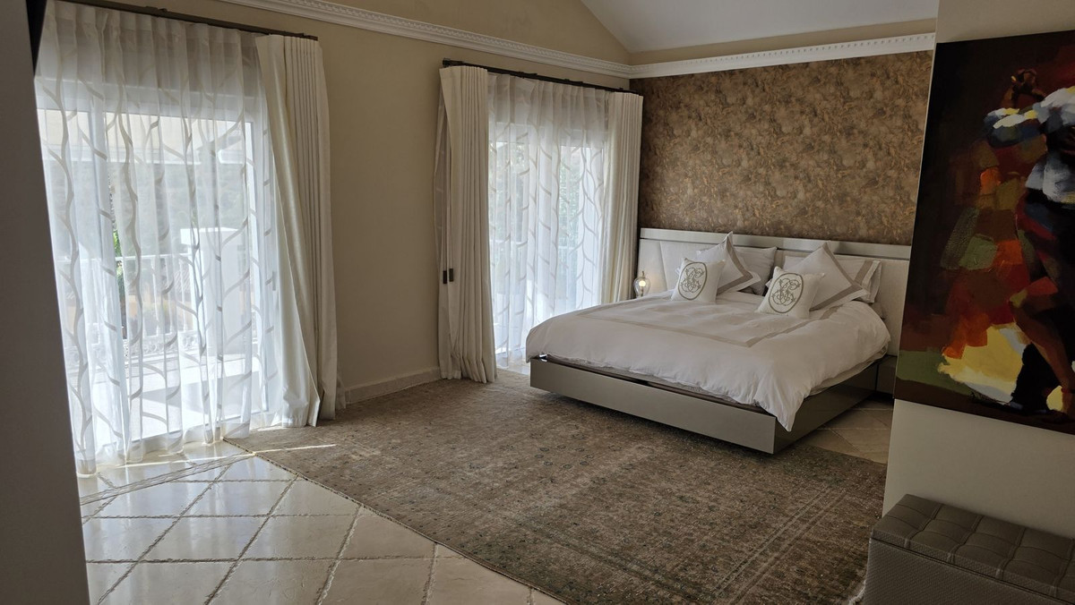 5 Bed Townhouse for sale in Benahavís Costa Del Sol, Málaga, Spain