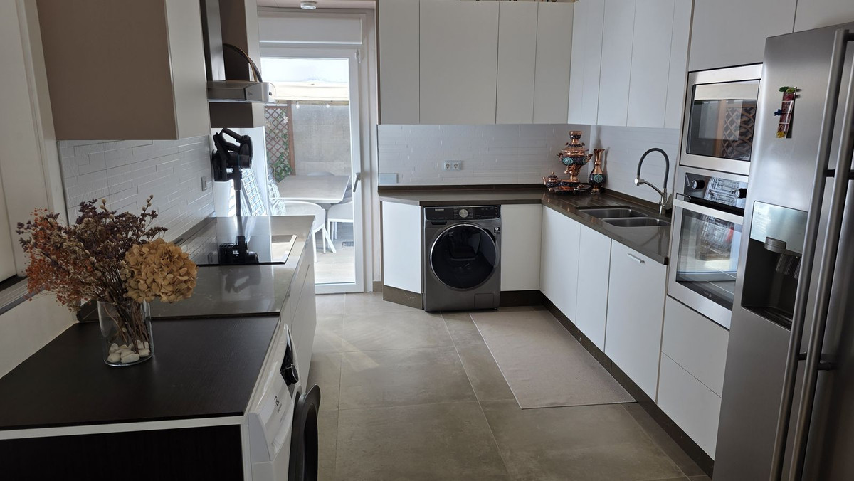 5 Bed Townhouse for sale in Benahavís Costa Del Sol, Málaga, Spain