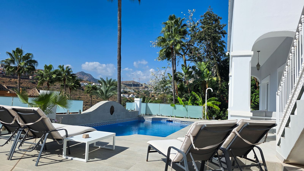 5 Bed Townhouse for sale in Benahavís Costa Del Sol, Málaga, Spain